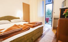 Mali Miločer Bay Accommodation